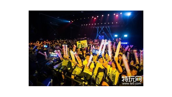 英雄联盟夏季赛激战正酣 巅峰对决引爆观赛热潮
